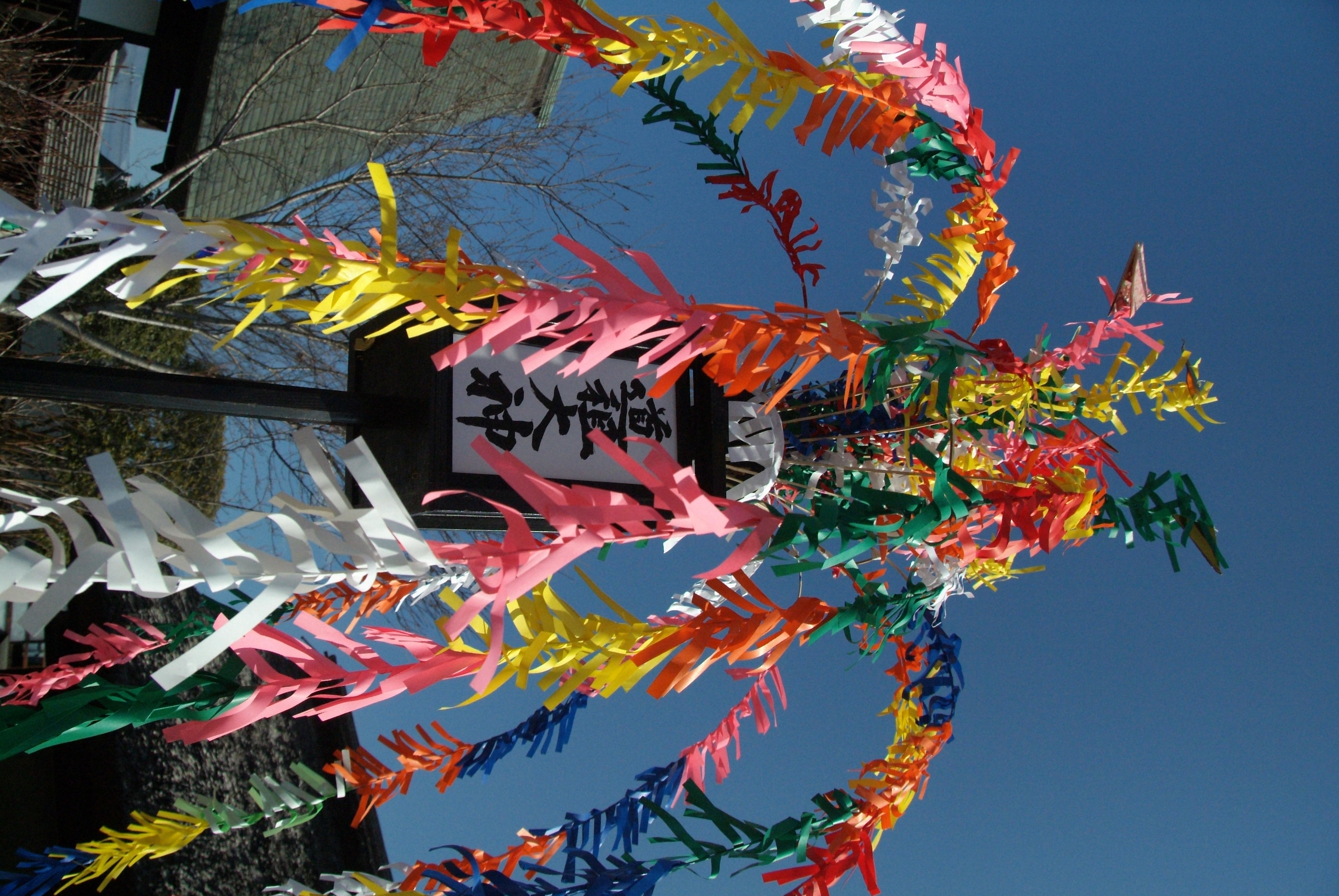 （写真10）青空に映えるダシ（万燈）（2010年撮影）