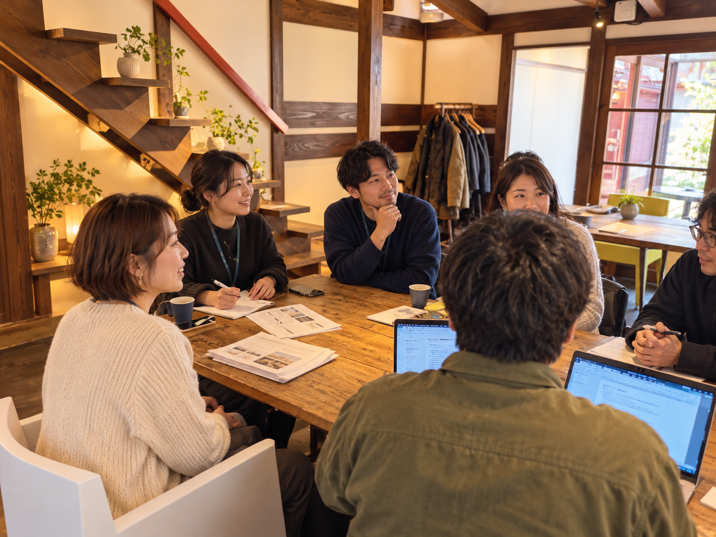 地域支援や人材育成のセミナーを運営する職員のイメージ