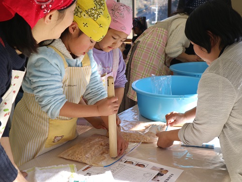 34_味噌づくり(提供滑川町農泊推進協議会).JPG